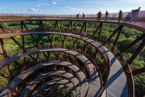 Млади хора се събират в Тайпе, за да осъдят забележките на японския премиер, лидер на Тайван