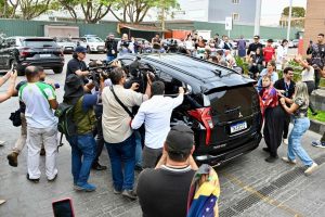 първият в света робот-прахосмукачка с крака на колела, проектиран да се справя със стълби и домове на много нива · TechNode