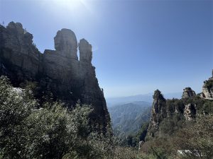 Есенните цветове привличат тълпи към планината Байшишан на Хебей