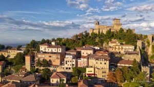 Статуи на Буда в пещерите Лонгмен, окъпани в златист блясък