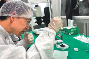 Разгадана е мистерията на лепкавата лунна почва