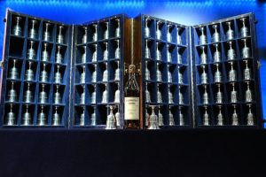 Стената от сребърни чаши отдава почит към смелостта и благодарността