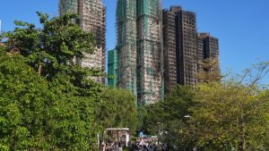 Полицията за национална сигурност на Хонконг разпитва мъж относно петиция за реагиране при пожар