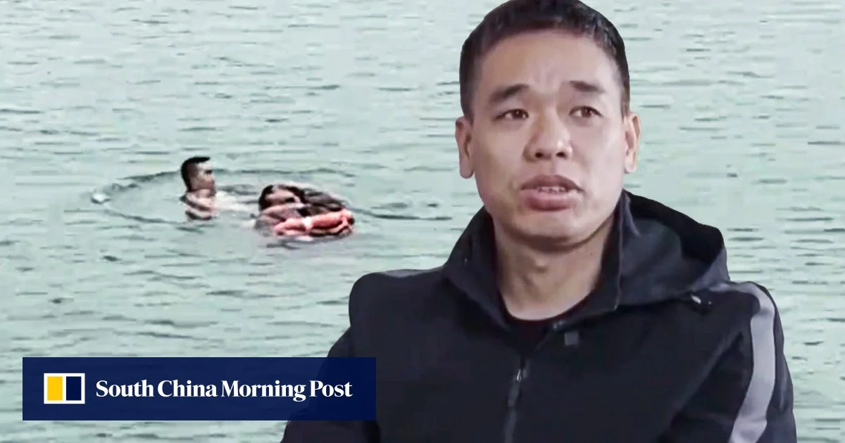 Бивш китайски войник спасява жена от река