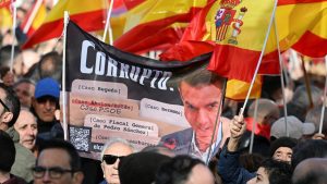 Протестиращи на масов митинг в Мадрид призовават премиера Санчес да подаде оставка заради случаи на корупция