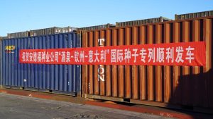 450-тонен товарен влак превозва семена от Гансу в Европа