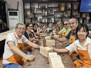 Работилницата в Сиан позволява на туристите да направят ръчно свои собствени теракотени воини