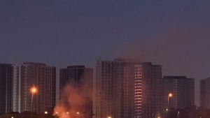 Пожар в посолството на САЩ в Багдад, докато служител по сигурността съобщава за удари с дрон и ракети