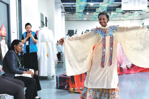 Чуждестранните посетители се потапят в насладата на ханфу