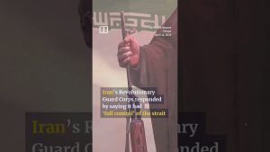 узивно | Петролен танкер, плаващ под флага на Хонконг, преминава през Ормузкия проток в тест на американската блокада